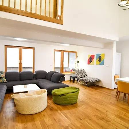 Mountain Top Deluxe + Free Garage Parking Apartman
